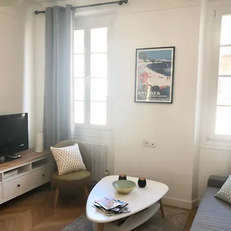 Charming And Modernly Designed 2 Bedroom - Old Town Антиб