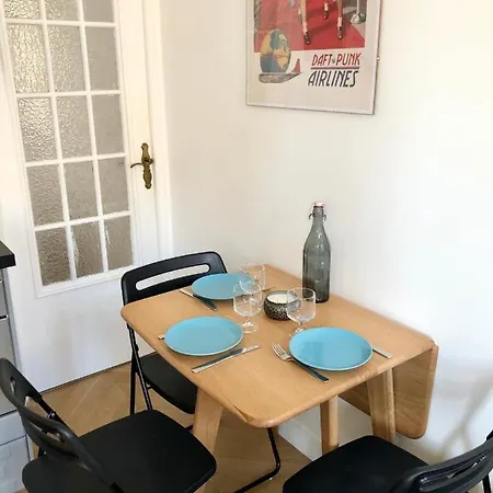 Charming And Modernly Designed 2 Bedroom - Old Town Antibes