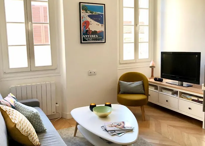 Charming And Modernly Designed 2 Bedroom - Old Town 아파트 앙티브