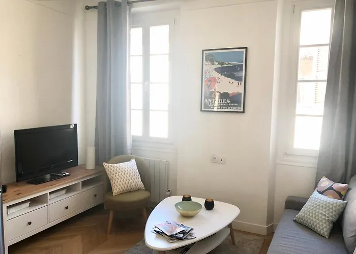 Charming And Modernly Designed 2 Bedroom - Old Town 앙티브