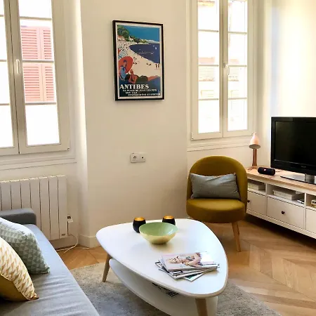 Charming And Modernly Designed 2 Bedroom - Old Town Apartment Antibes