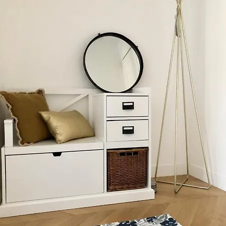 Charming And Modernly Designed 2 Bedroom - Old Town Apartment